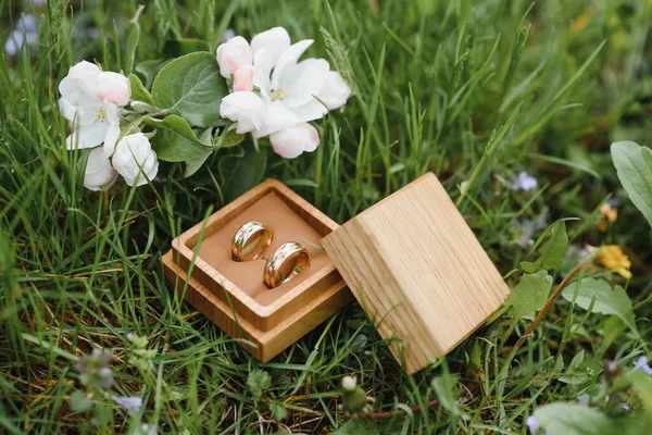 背景には金の指輪と美しいバラの花束 詳細結婚式の伝統 閉じるんだマクロ — ストック写真