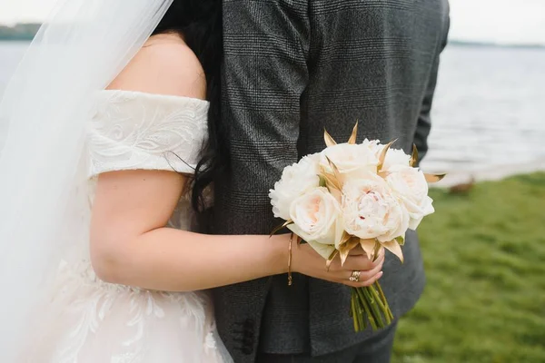 花嫁は結婚式の花束 ウェディングドレス 結婚式の詳細を保持します — ストック写真