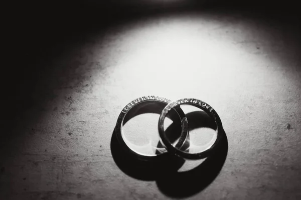 Elegantní Snubní Prsteny Pro Nevěstu Ženicha Černém Pozadí Zvýrazněním Makro — Stock fotografie