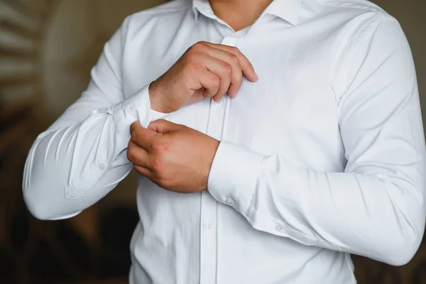 Człowiek Laczy Guziki Jego Koszuli — Zdjęcie stockowe
