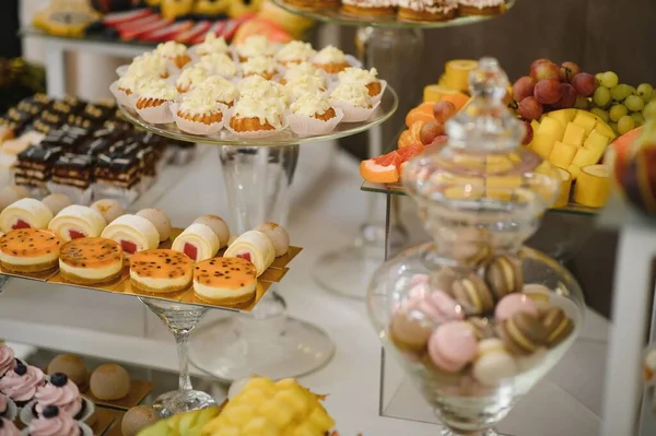 Postre Variado Con Fruta Fresca Línea Buffet Dulce — Foto de Stock