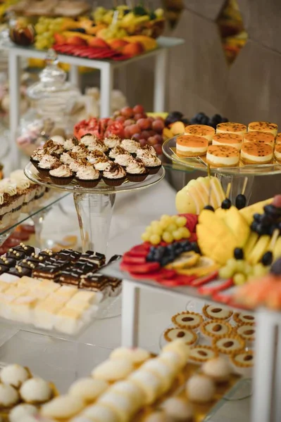 Forskjellige Desserter Med Frisk Frukt Buffet Linje Søt – stockfoto