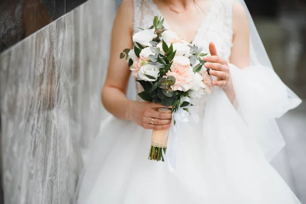 Наречена Тримає Весільний Букет Весільну Сукню Весільні Деталі — стокове фото