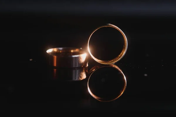 Elegantes Anillos Boda Para Los Novios Fondo Negro Con Reflejos — Foto de Stock