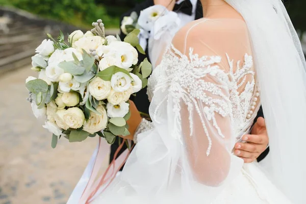 花嫁は結婚式の花束 ウェディングドレス 結婚式の詳細を保持します — ストック写真