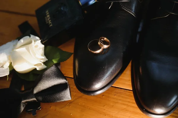 Elegante Trouwringen Voor Bruid Bruidegom Een Zwarte Achtergrond Met Highlights — Stockfoto