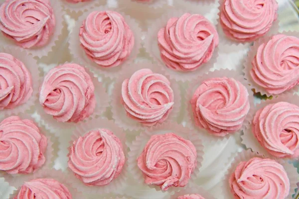 Açık büfede taze meyveli çeşitli tatlılar, tatlı.