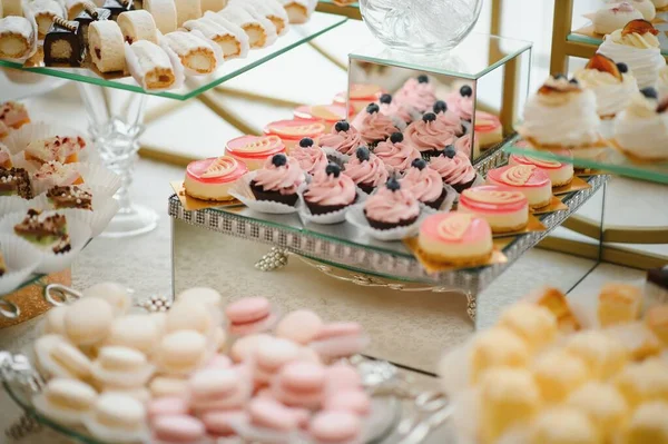 Postre Variado Con Fruta Fresca Línea Buffet Dulce — Foto de Stock