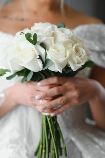 花嫁は結婚式の花束 ウェディングドレス 結婚式の詳細を保持します — ストック写真