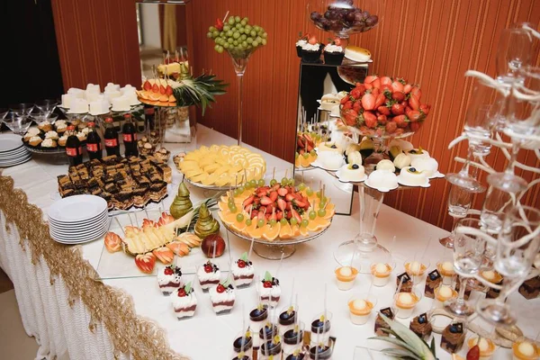 Açık büfede taze meyveli çeşitli tatlılar, tatlı.