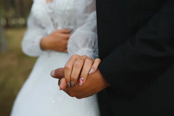 Tangan Dari Pengantin Pria Dan Wanita Close — Stok Foto