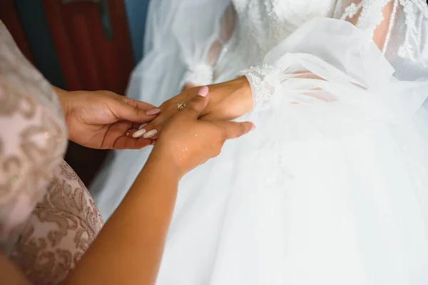 Foto Close Seorang Ibu Memegang Tangan Putrinya Pada Hari Pernikahannya — Stok Foto