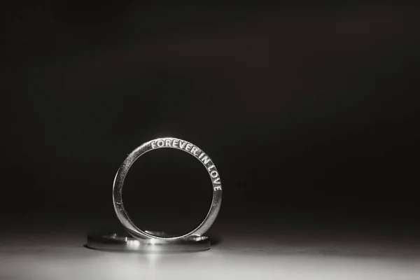 给新娘和新郎的精美的结婚戒指 背景为黑色 重点突出 有选择性 — 图库照片