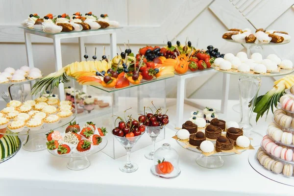 Açık büfede taze meyveli çeşitli tatlılar, tatlı.