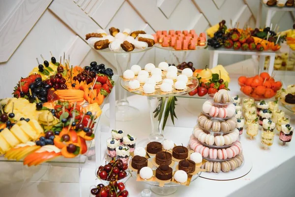 Açık büfede taze meyveli çeşitli tatlılar, tatlı.