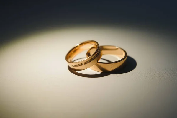 Eleganta Vigselringar För Bruden Och Brudgummen Svart Bakgrund Med Höjdpunkter — Stockfoto