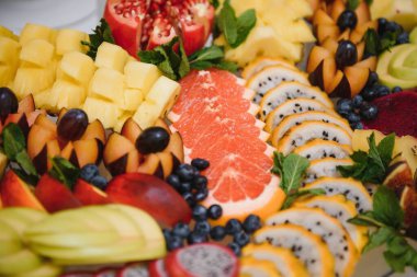 Açık büfede taze meyveli çeşitli tatlılar, tatlı.