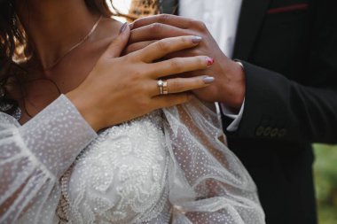 Gelin ve damat yakın çekim yakışıklı