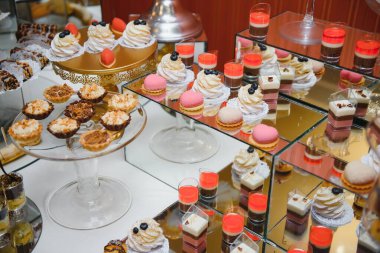 Açık büfede taze meyveli çeşitli tatlılar, tatlı.