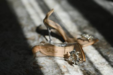 düğün konsepti. gelin ayakkabıları ve peçe