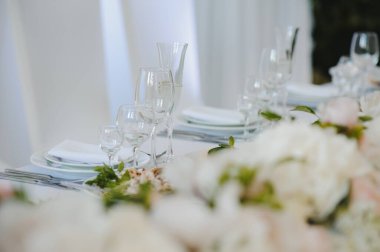 Düğün yemeğindeki restoranın dekorasyonu.