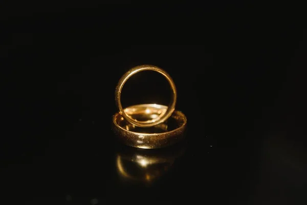 Elegant Wedding Rings Bride Groom Black Background Highlights Macro Selective — Stock Photo, Image