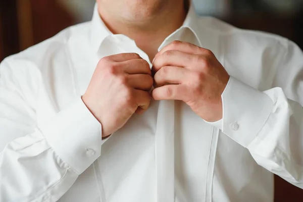 Człowiek Laczy Guziki Jego Koszuli — Zdjęcie stockowe