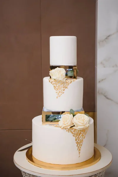 优雅的婚礼蛋糕 用鲜花和多肉植物 — 图库照片