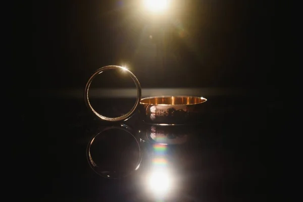 Elegantes Anillos Boda Para Los Novios Fondo Negro Con Reflejos —  Fotos de Stock