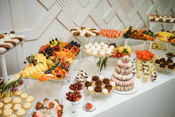 Postre Variado Con Fruta Fresca Línea Buffet Dulce — Foto de Stock