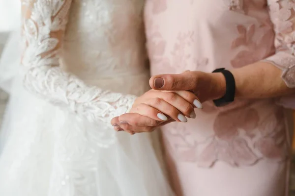 結婚式の日に彼女の母親の手を握って花嫁 母と娘の関係の概念 — ストック写真