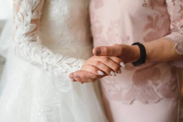 Sposa Giorno Del Matrimonio Che Tiene Mano Sua Madre Concetto — Foto Stock