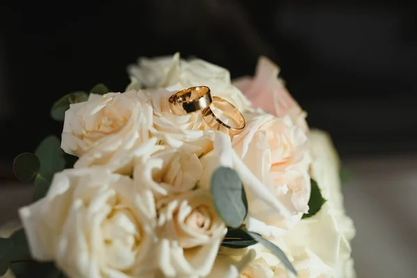 Золоті Кільця Красивий Весільний Букет Троянд Фоні Деталі Весільні Традиції — стокове фото