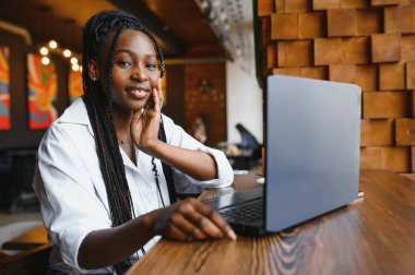 Kamera, poz, bilgisayarda çalışan, ödev yapmak, coffee House raporu hazırlanıyor heyecanlı erkek bakarak kafe, masada oturan mutlu gülümseyen Afrikalı-Amerikalı kadın portresi kafa vurdu