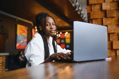 Mutlu Afrikalı Amerikan kadın işçisi Loft ofis veya kafede bilgisayarda dizüstü çalışma çalışması kullanarak, gülümseyen karışık yarış kadın öğrenci Freelancer kullanarak PC uygulaması dating iletişim çevrimiçi izleme Webinar