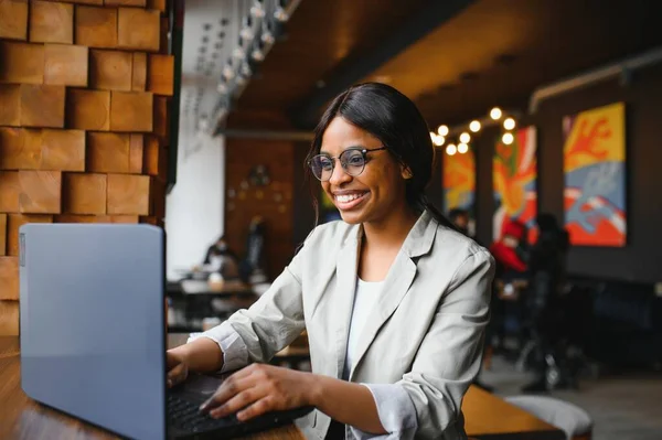 Día Suerte Mujer Negra Emocional Mirando Computadora Portátil Apretando Puños — Foto de Stock