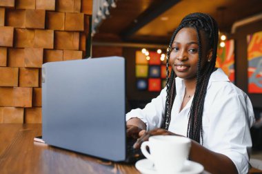 Kamera, poz, bilgisayarda çalışan, ödev yapmak, coffee House raporu hazırlanıyor heyecanlı erkek bakarak kafe, masada oturan mutlu gülümseyen Afrikalı-Amerikalı kadın portresi kafa vurdu