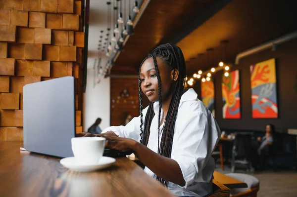Young African American Girl Sitting Restaurant Typing Her Laptop Pretty — Stock Photo, Image