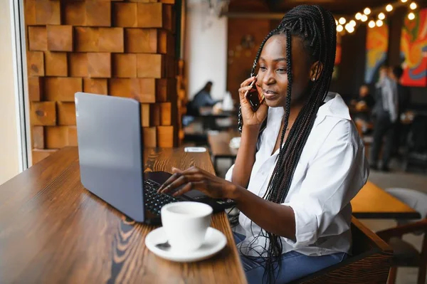 Young Beautiful African American Business Woman Talking Phone While Working — Stock Photo, Image