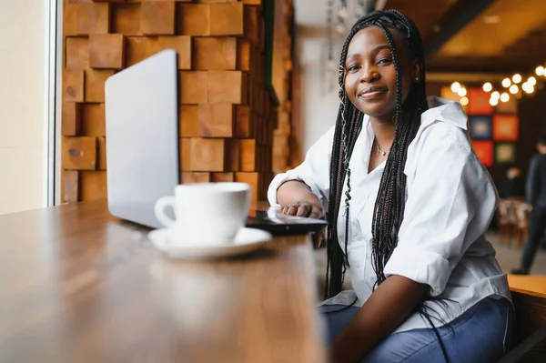 Portrait Smiling Young African American Woman Sitting Cafe Laptop — Stock Photo, Image