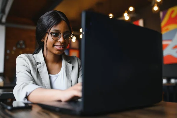 Happy African American Perempuan Pekerja Menggunakan Laptop Kerja Studi Komputer — Stok Foto