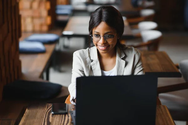 Young Beautiful Afro American Businesswoman Using Laptop While Working Cafe — Stock Photo, Image