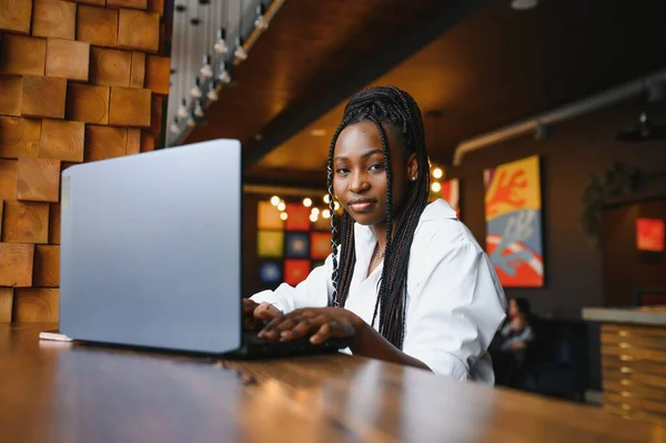 Joven Hermosa Mujer Negocios Afroamericana Utilizando Ordenador Portátil Mientras Trabaja — Foto de Stock