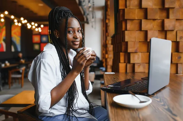 Young Woman Siting Cafe Drinking Coffee Working Laptop — Stock Photo, Image