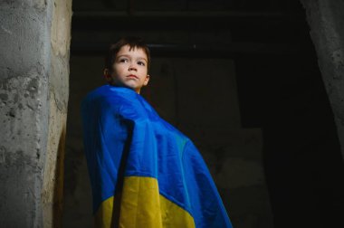 Rusya 'nın Ukrayna' ya karşı 2022 'deki savaşı. Üzgün bir çocuk bir bomba sığınağında Rus füzelerinden saklanıyor. Savaşı durdurun..