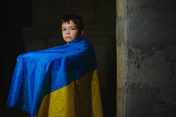 Smutný Ukrajinský Chlapec Zabalený Ukrajinské Vlajky Skrývající Před Bombovými Útoky — Stock fotografie