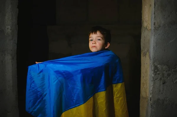 Smutný Ukrajinský Chlapec Zabalený Ukrajinské Vlajky Skrývající Před Bombovými Útoky — Stock fotografie