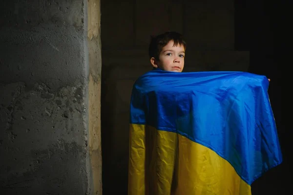 ロシアは2022年のウクライナとの戦争 悲しい少年がロシアのミサイルからの爆弾シェルターに隠れています 戦争を止めて — ストック写真