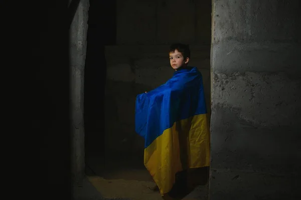 Guerra Rússia Contra Ucrânia Menino Embrulhado Bandeira Ucrânia Parem Guerra — Fotografia de Stock