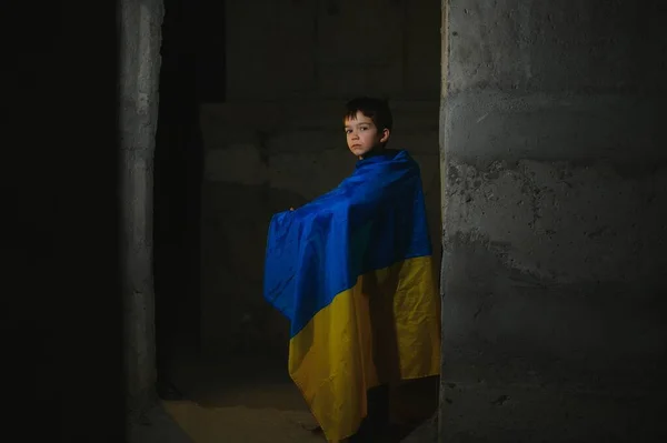 Smutný Ukrajinský Chlapec Zabalený Ukrajinské Vlajky Skrývající Před Bombovými Útoky — Stock fotografie